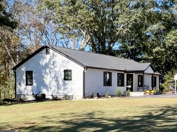 554 Spring St, Commerce, GA 30529