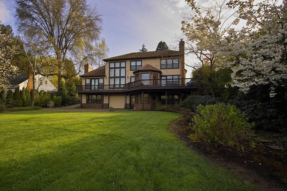 Building Photo - SE Oak Shore Ln