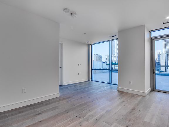 4th image of 222 West Ave #1001