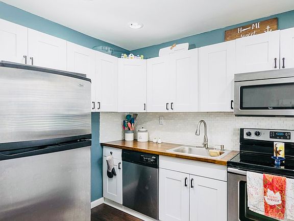 2nd image of 724 Towne House Vlg #724