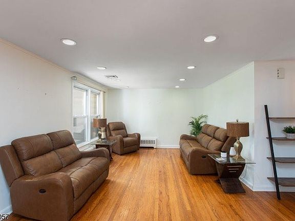 3rd image of 3 Tanglewood Ln