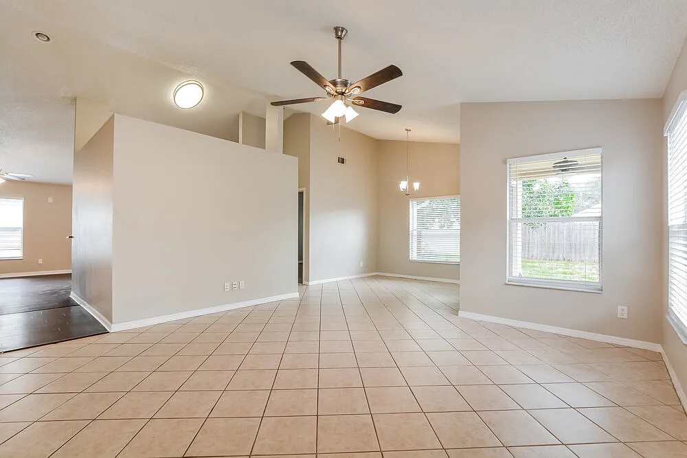 3 bed, 2.0 bath, 1561 sqft, $2,615 — Photo 4