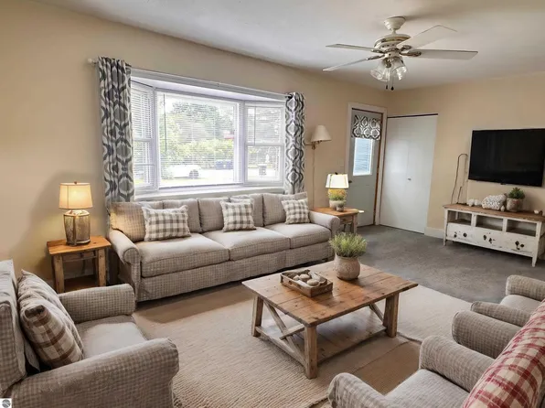 4500 Manor Wood Dr N, Traverse City, MI 49685