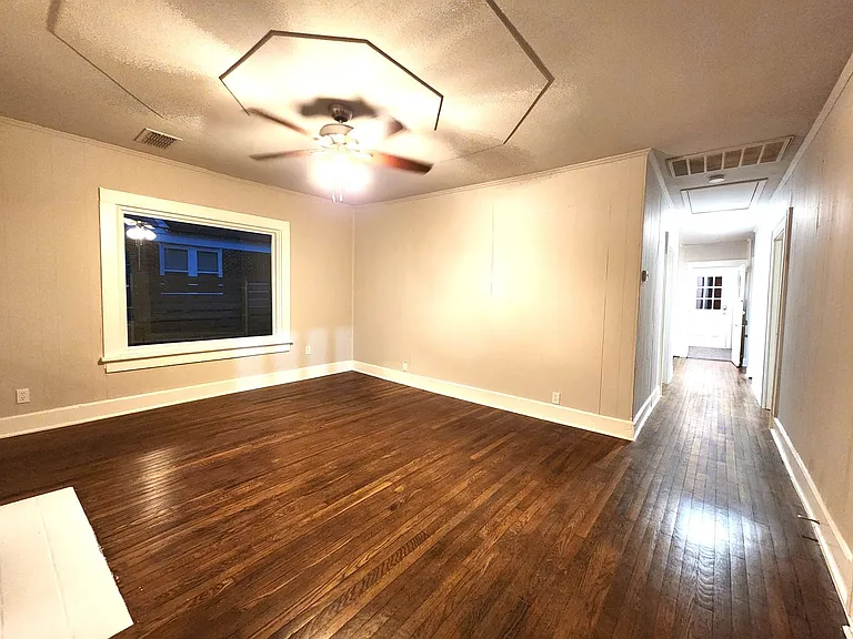 2114 N Elm St — Photo 10