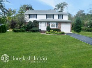 121 Salem Rd, Roslyn Heights, NY 11577