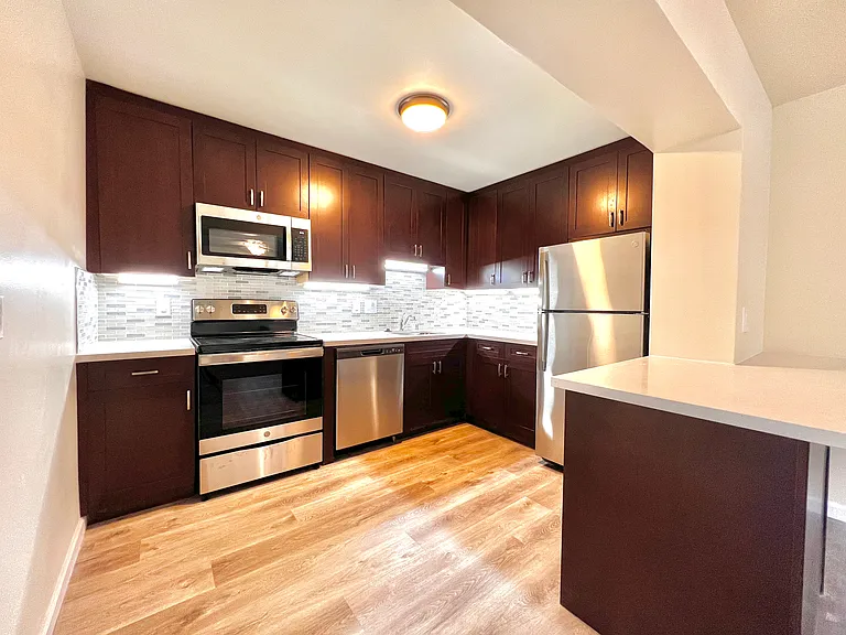 Lee Crest Apartments — Photo 1