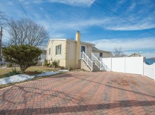 58 E Santa Barbara Rd, Lindenhurst, NY 11757