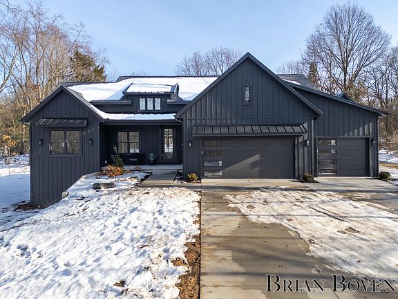 3rd image of 7650 Courtland Dr NE