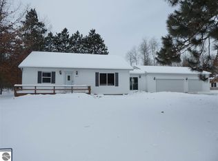 1047 Crown Point Dr, Lake Isabella, MI 48893
