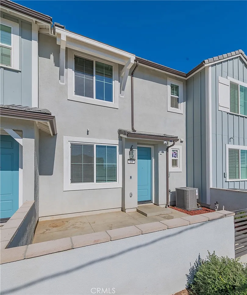 3 bed, 2.5 bath, 1570 sqft, $3,150 — Photo 2