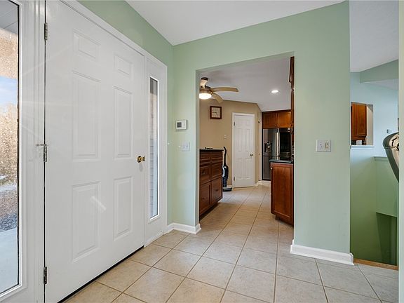 5th image of 81 Venetia View Cir