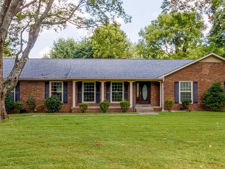 1735 Cedarcroft Dr — Photo 2