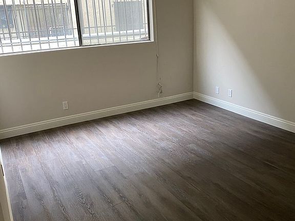 5th image of 215 S Occidental Blvd #4