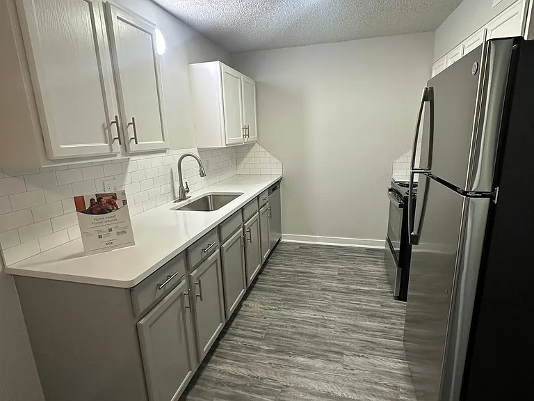 Regency Point Luxury Apartments — Photo 40