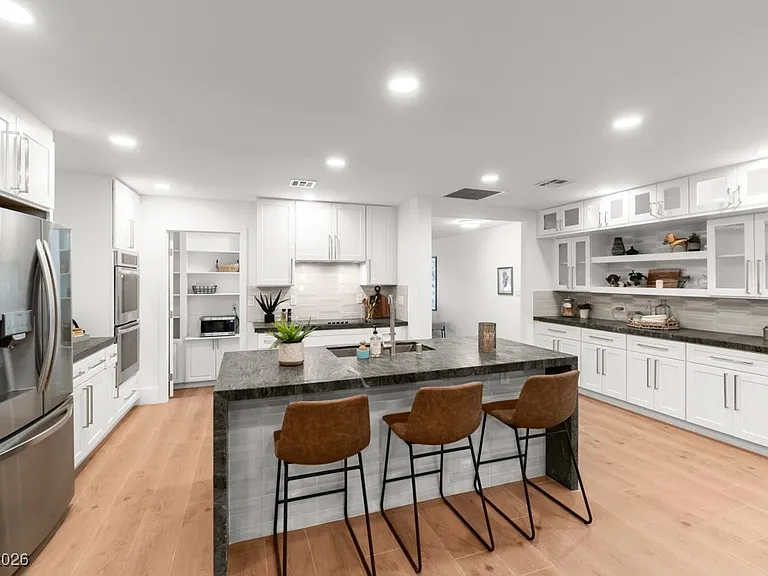 1621 Franklin Ave — Photo 4