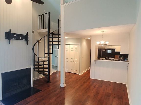 4th image of 200 Woodgreen Dr APT 28