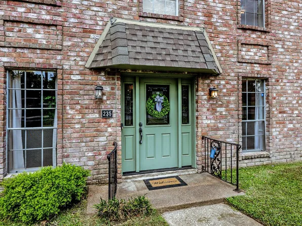 235 Royal Oaks St, Huntsville, TX 77320