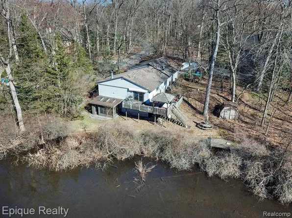 3813 Watuga St, Commerce Township, MI 48390