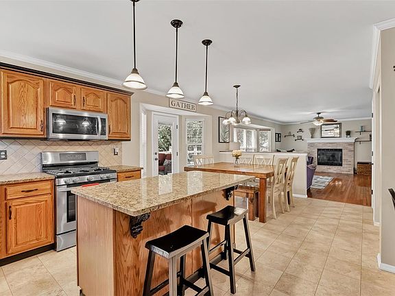 Island with breakfast bar