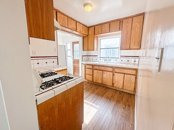 3rd image of 1462 W 53rd St #1500