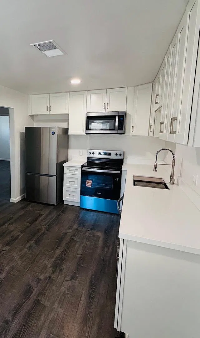 2 bed, 1010 sqft, $2,050 — Photo 2