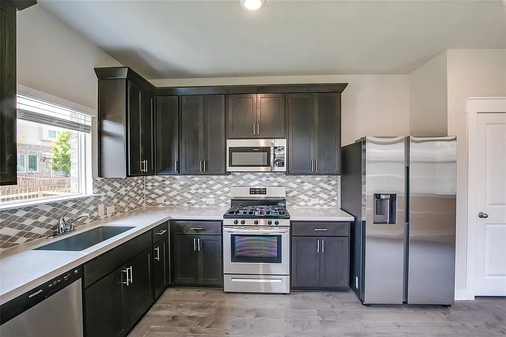 4 bed, 2124 sqft, $2,199 — Photo 3