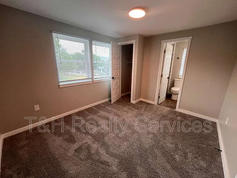 608 N Gray St — Photo 12