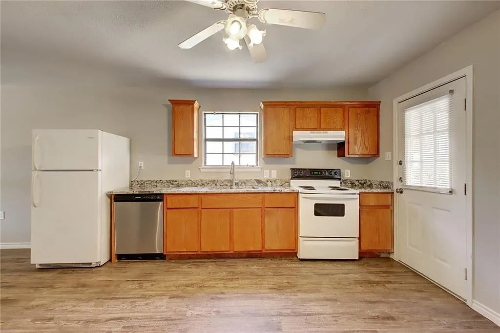 2 bed, 1.0 bath, 910 sqft, $1,295 — Photo 4