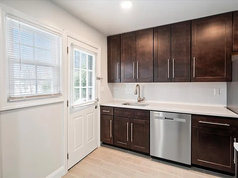 Hilltop Manor Apartments — Photo 7
