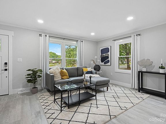 3rd image of 2832 Meadowcliff Dr