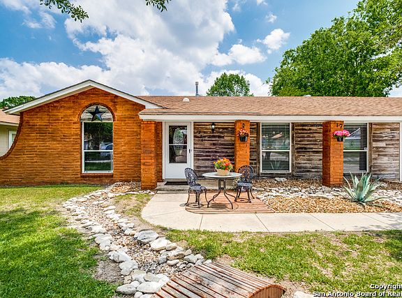 3rd image of 226 Whispering Oaks
