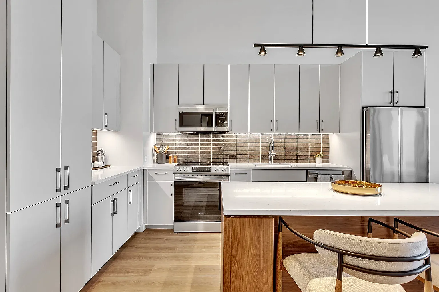 1 bed, 738 sqft, $2,970 — Photo 2