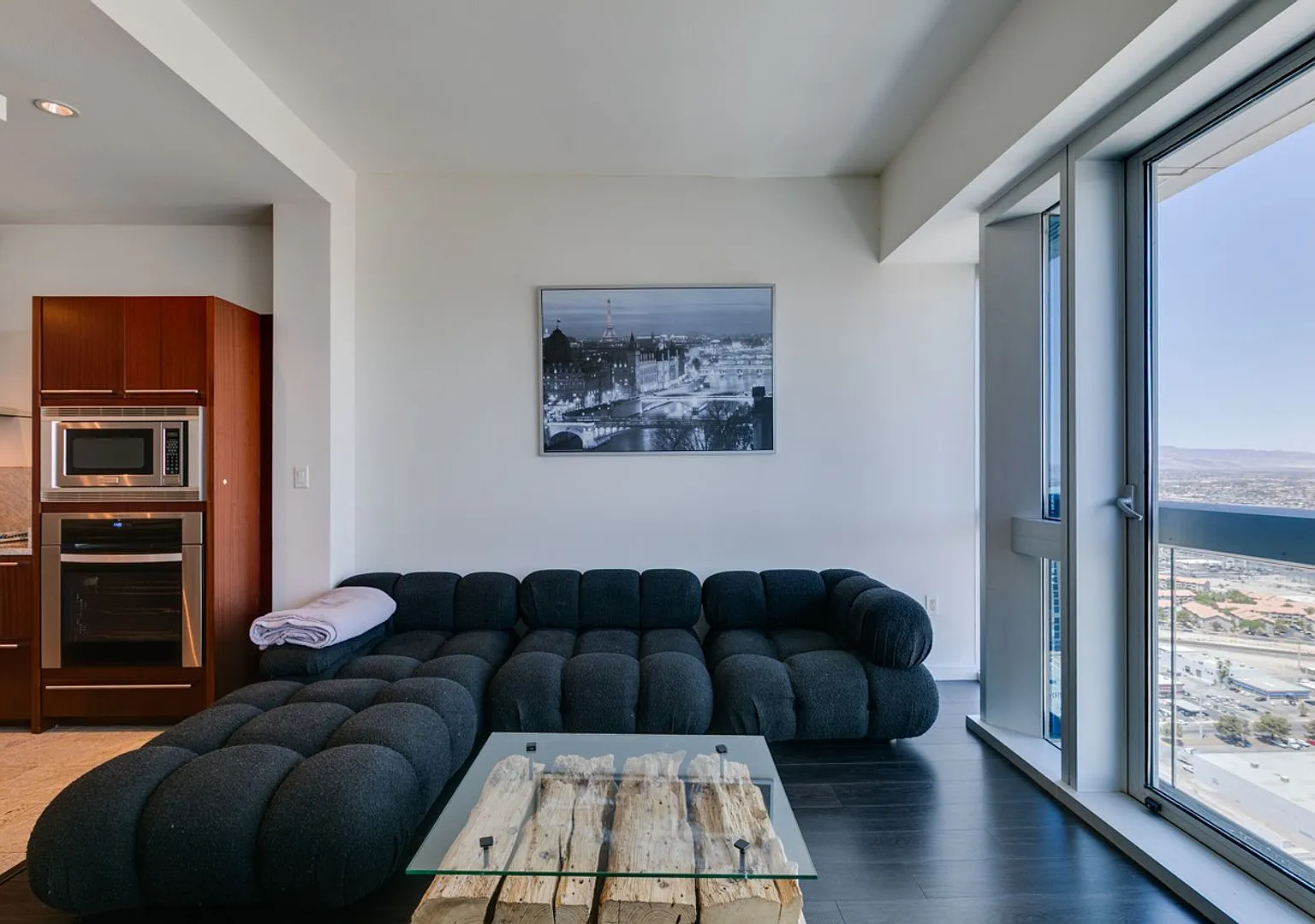 Luxury Furnished 2 Bed, 2 Bath Residence at The Martin with Strip & Mountain Views — Photo 2