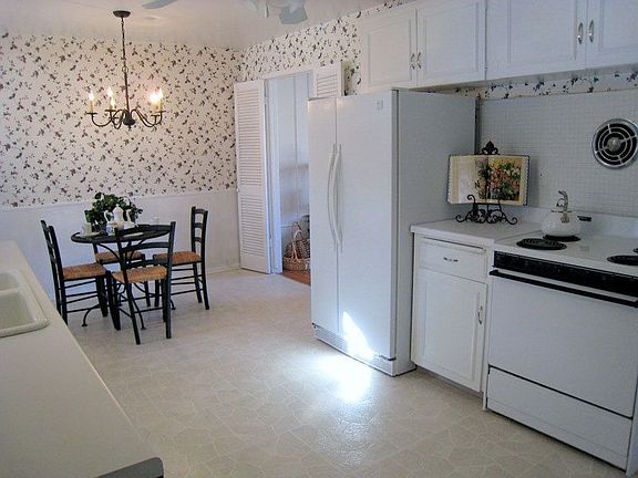 COUNTRY KITCHEN W/ BREAKFAST AREA (REFRIGERATOR INCLUDED)
