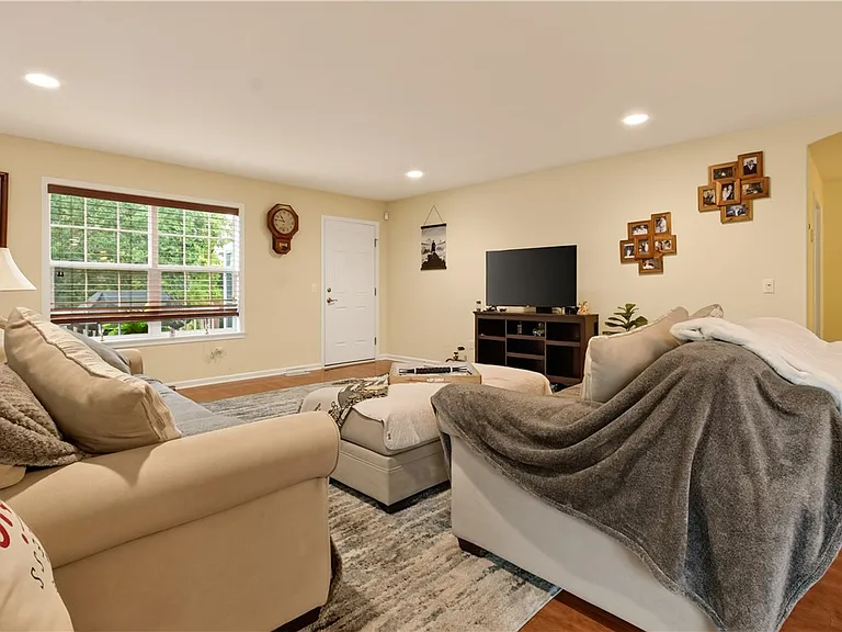 2093 Mykola Rd — Photo 23