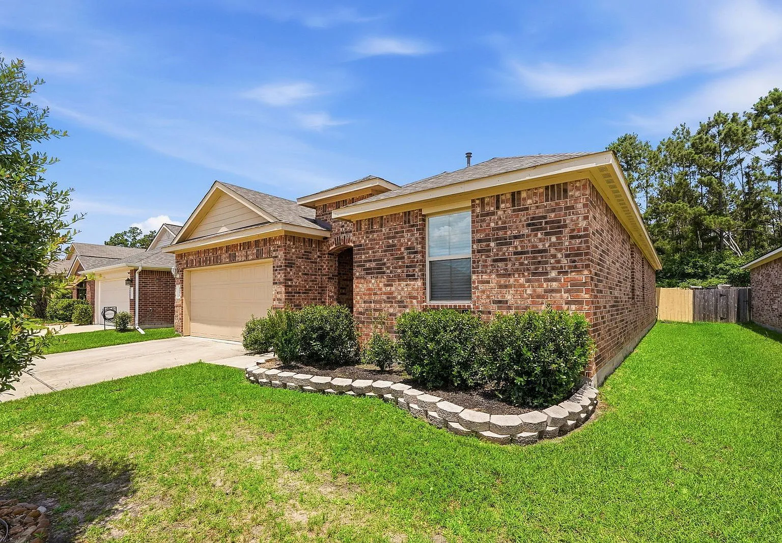 4 bed, 2.0 bath, 2084 sqft, $1,875 — Photo 4