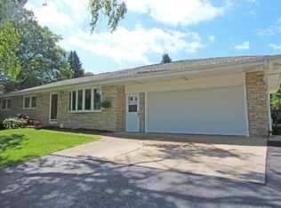 W222N8128 Plainview Pkwy, Lisbon, WI