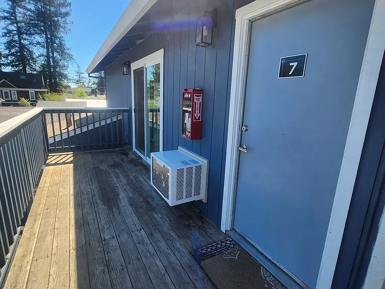 647 Dutton Ave — Photo 9
