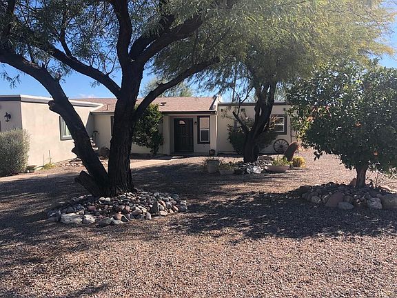 Mesquite and orange trees bring welcomed shade.