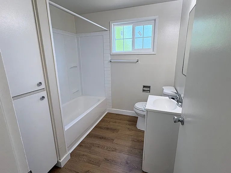 C2402 - Maple Court Apartments — Photo 26