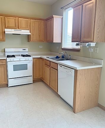 4th image of 1636 Fieldstone Dr N #1636