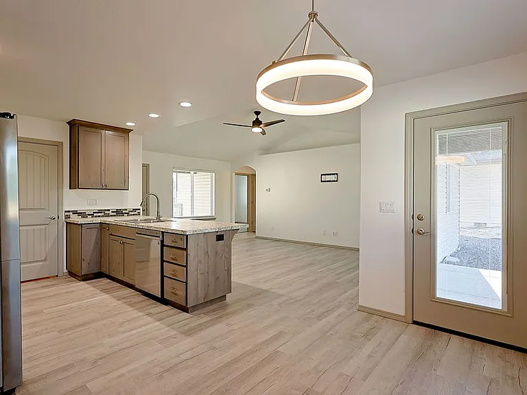 709 E Avenue K — Photo 3