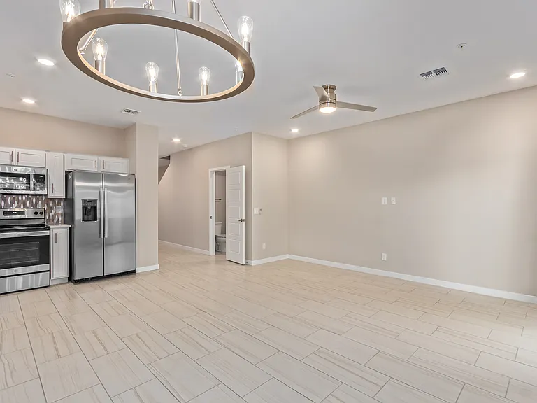 2134 W Harmont Dr — Photo 16