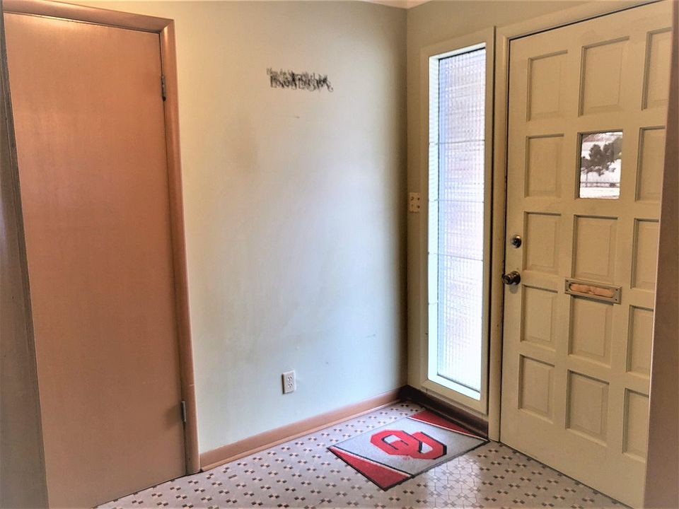 1st image of 609 E Blackwell Ave