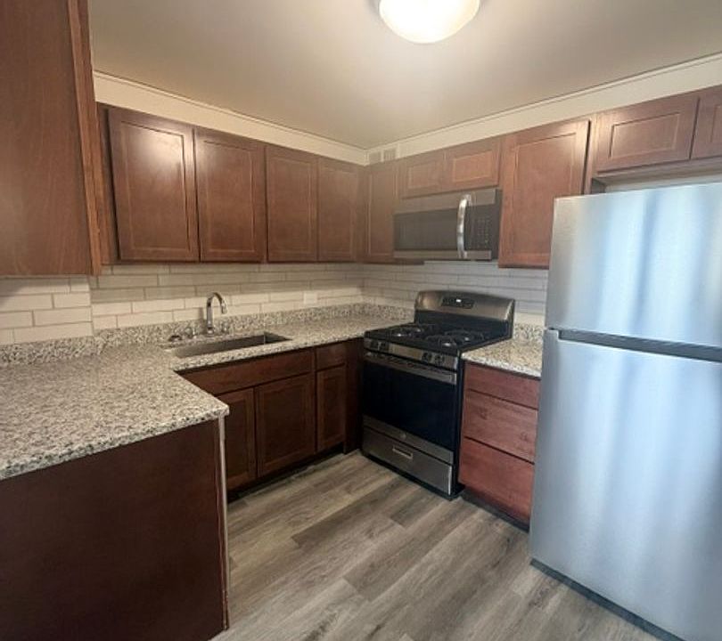 1st image of 608 E 33rd Pl #201