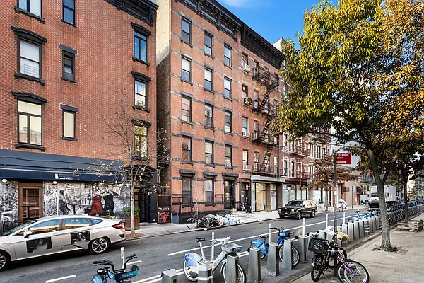 Rented by Safdie Realty Group | media 32