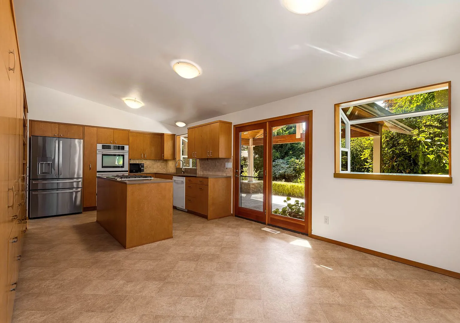 Spacious 3BR South Juanita Home with Vaulted Ceilings & Bonus Spaces — Photo 4