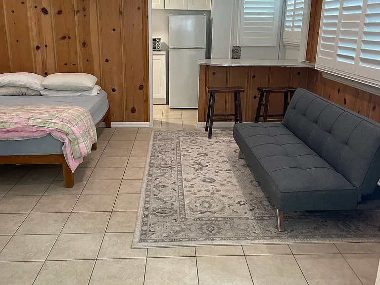 Eucalyptus Ave — Photo 7