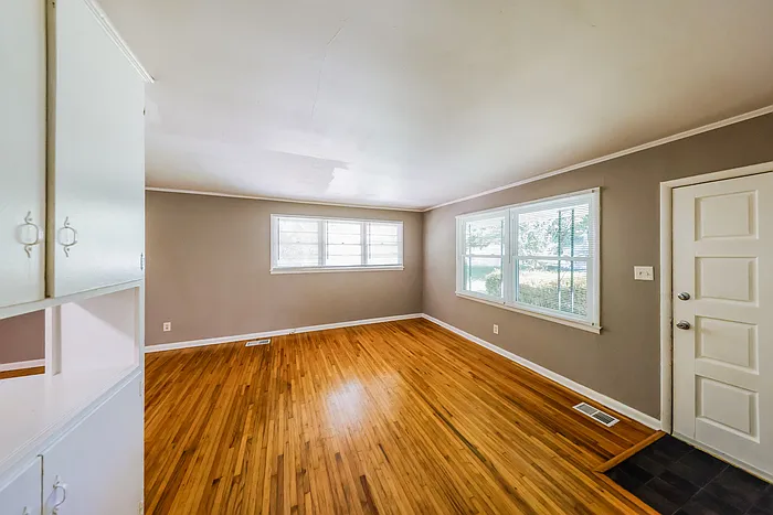 3 bed, 1.0 bath, 1102 sqft, $1,225 — Photo 3
