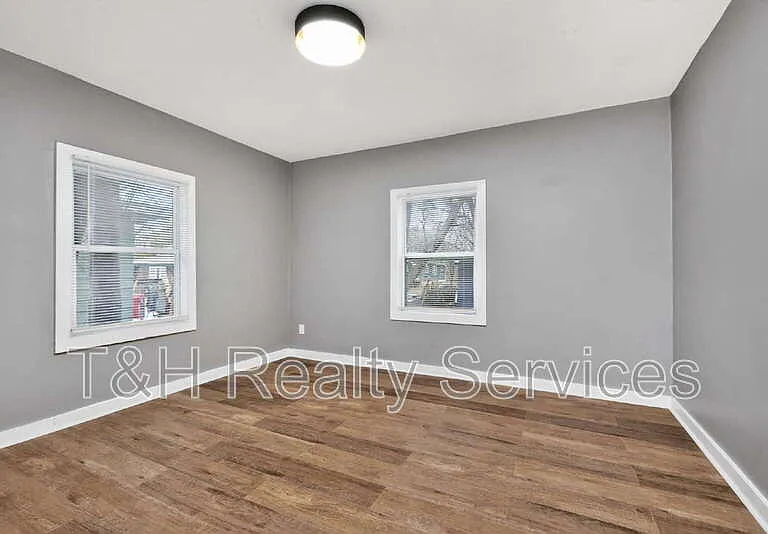 1927 N Dearborn St — Photo 24